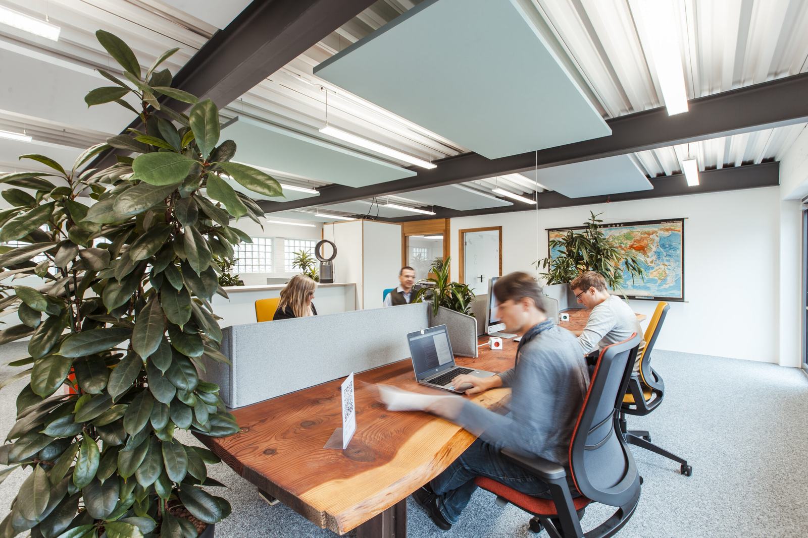 Arbeitsbereich im Startblock Lörrach mit Weltkarte